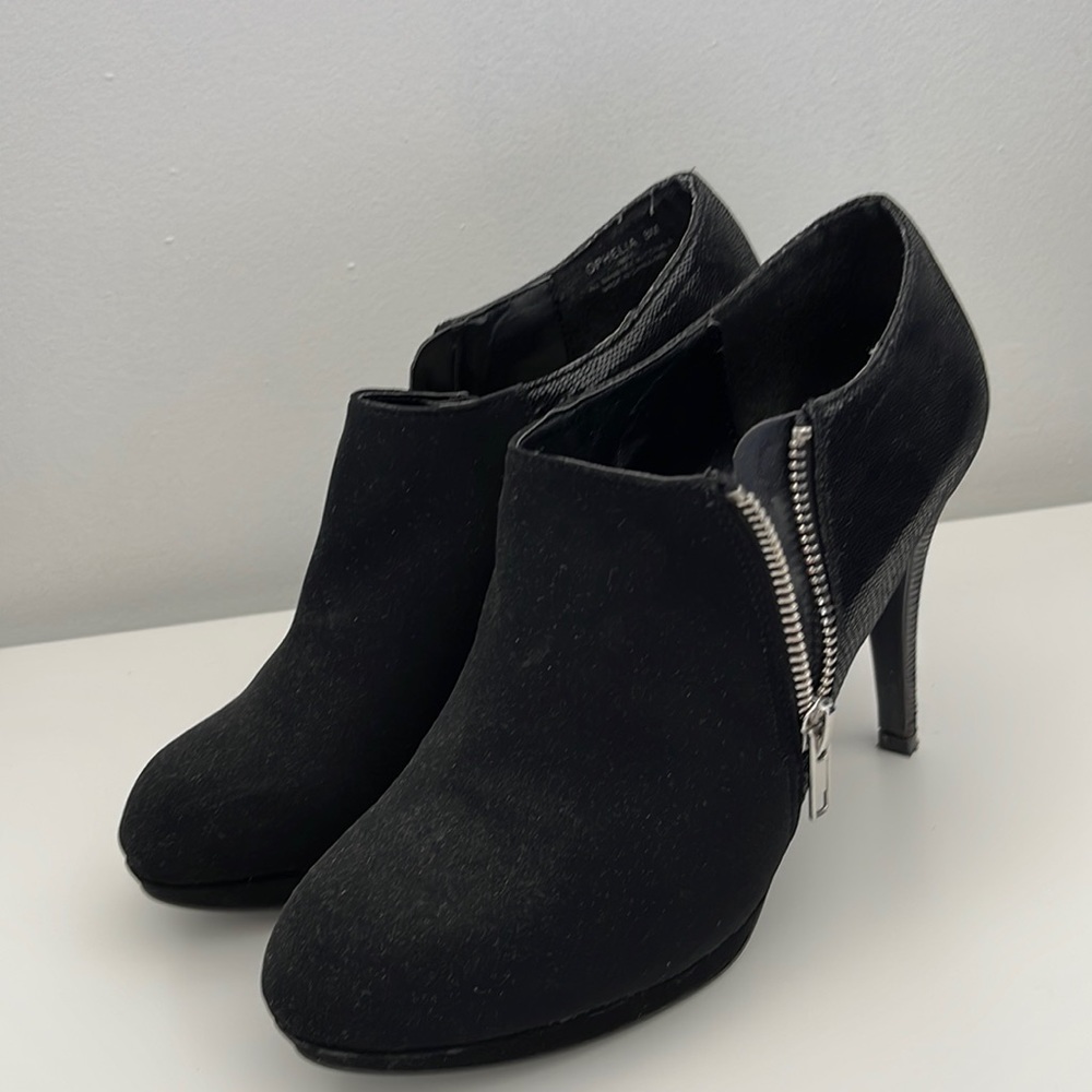 Excellent condition. Wore once .